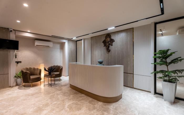 The Lodgers Luxury Hotel Near Golf Course Road