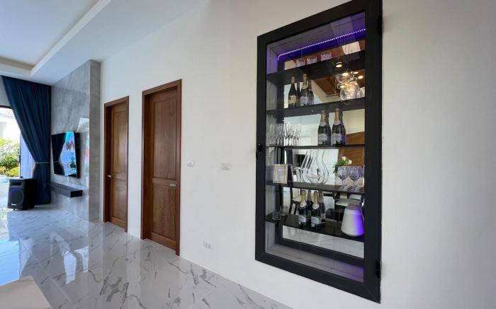 Luxury Villa with Maid