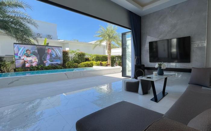 Luxury Villa with Maid