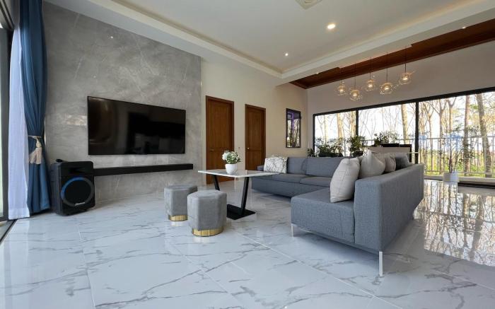 Luxury Villa with Maid