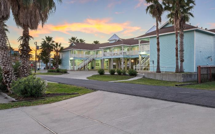 Bluff's Landing Lodge