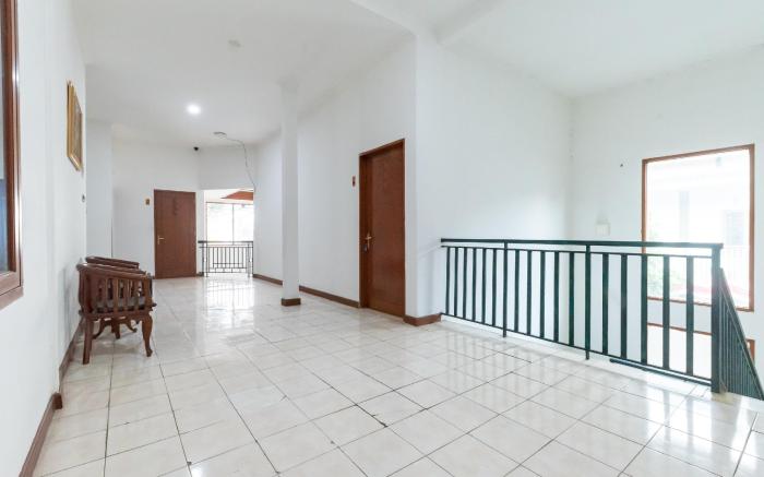 Urbanview Hotel near Paris Van Java Mall