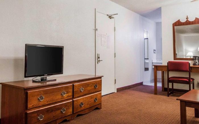 Quality Inn & Suites Des Moines - Merle Hay Road