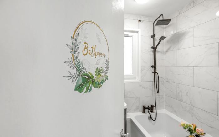 Modern 2-Bed Flat with Balcony in Central London