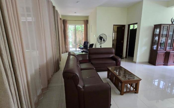 Lush Lakeside Nature's Nook!