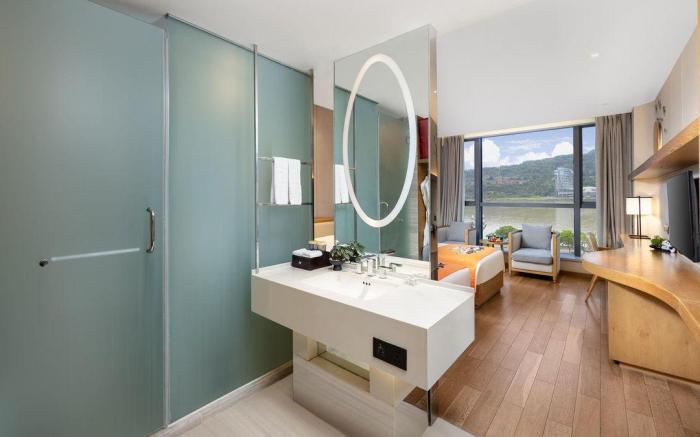 Lia Charlton Hotel Shutian