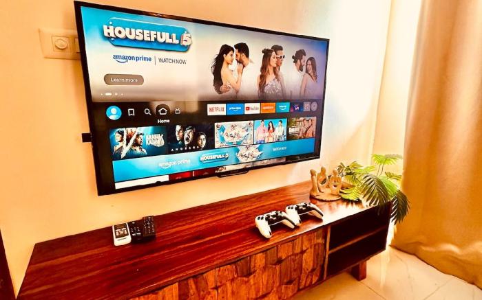 HomeyStays 3BHK Apartment with Lakeside Walk