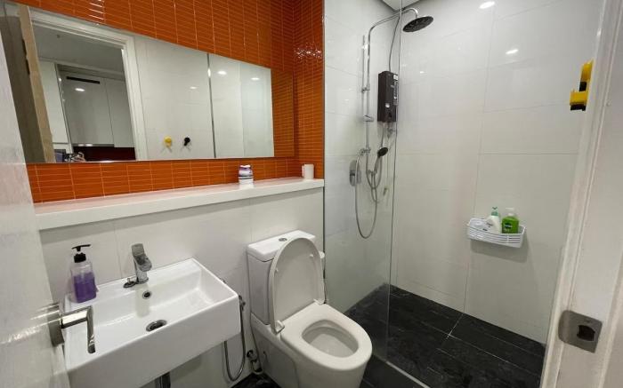 Kuala Lumpur Mont Kiara Arcoris SOHO 5 Pax, Walk to Mall, Pool, WIFI