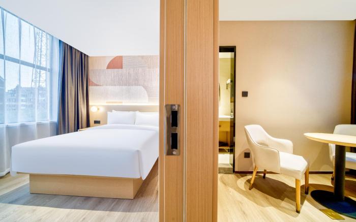 Elong ME Hotel Shanghai International Tourism Resort Xiuyan Road Subway Station