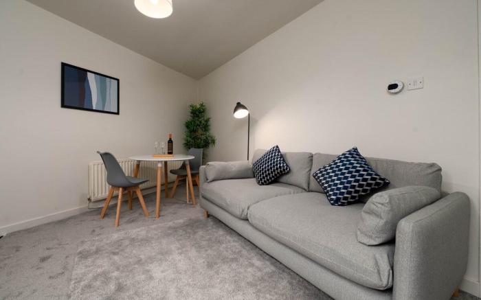 #33 Beautiful 2 bed apt Tamworth Private Parking