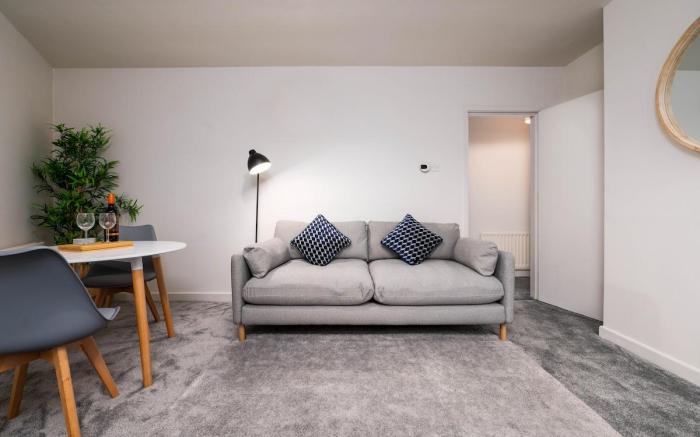 #33 Beautiful 2 bed apt Tamworth Private Parking