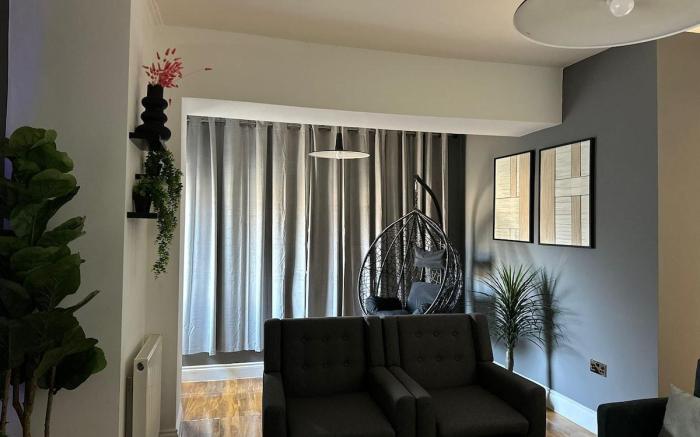 Luxury 5BD, Gym, Parking, Bus to Airport, Sleeps10