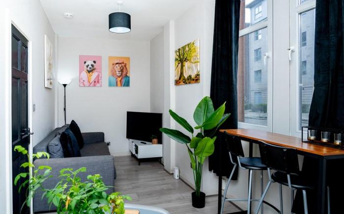 2BD | Ocean Terminal | Tram to Airport | Sleeps 4