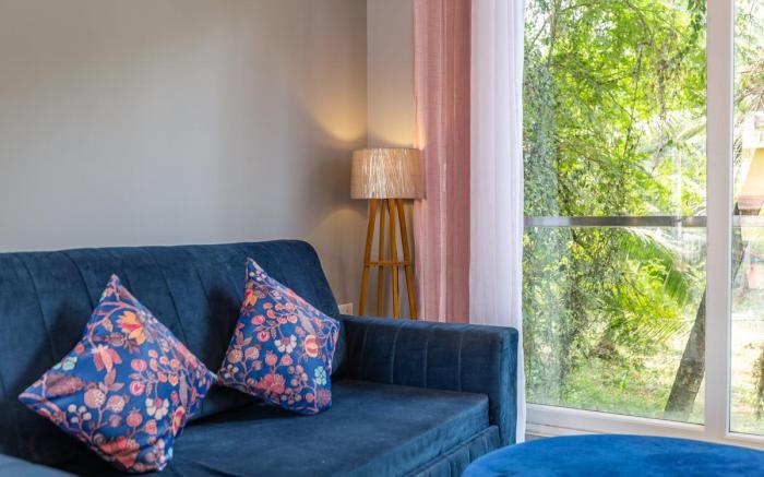 Sun-Kissed Studio: Delightful 1BR Retreat w pool