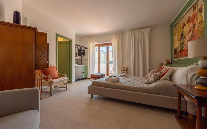 Molo Angioino Suites: Spacious room with terrace
