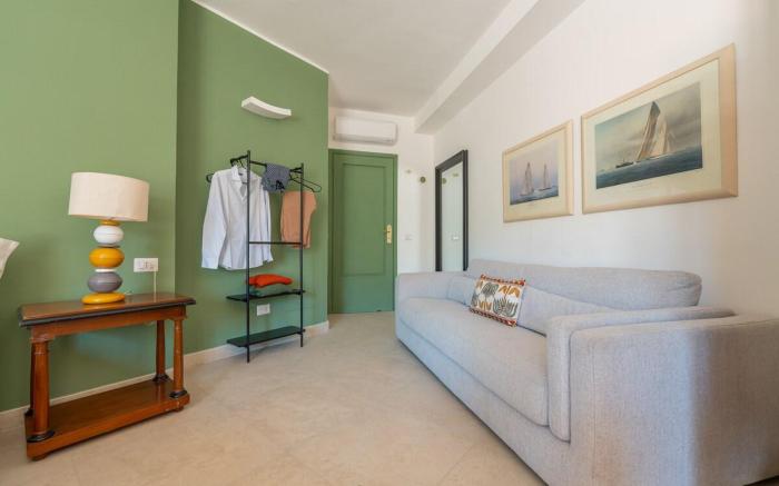 Molo Angioino Suites: Spacious room with terrace