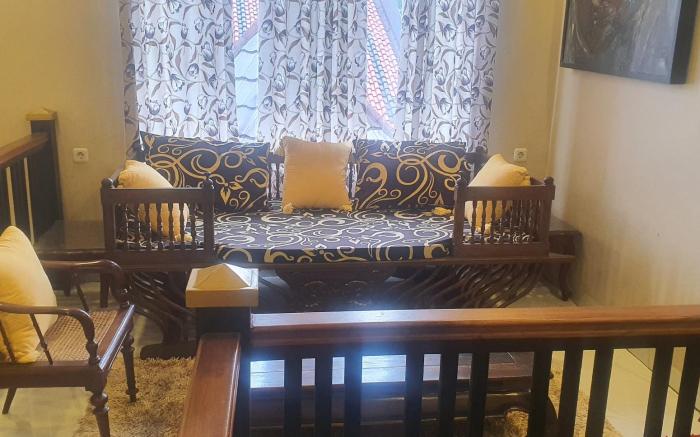 Loelyta family art house