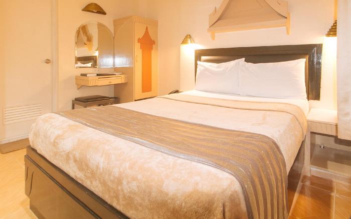 Urban Travellers Hotel by RedDoorz