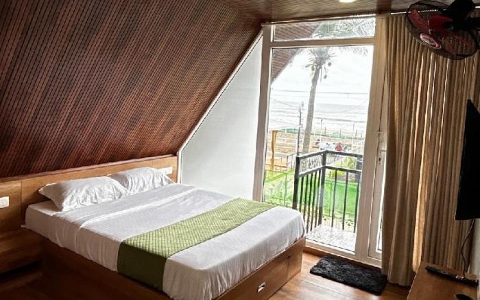 Nirvana-Vadanappally Beach villa sunset balcony