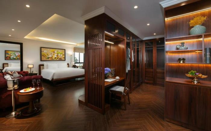 MAY DE VILLE Crown Hotel 1