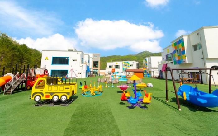 Wonder Kids Pool Villa