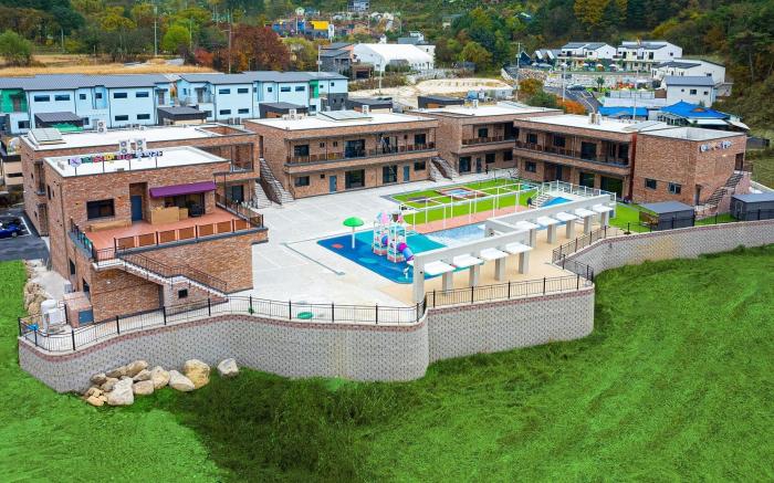 Peter Pan Kids Pool Villa