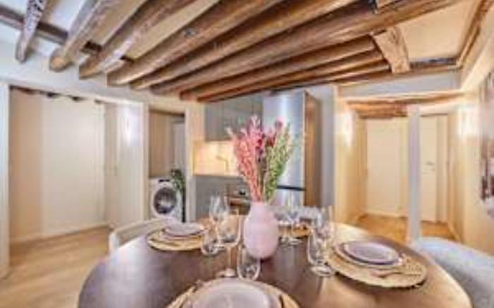 Charming renovated apartment in Center of Paris