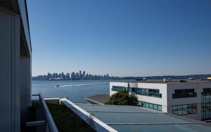 Coast Lonsdale Quay Hotel