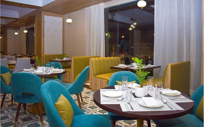 Modern Studio with Kitchenette & Cozy Seating