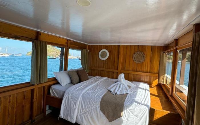 Private Deluxe Boat Charter labuan Bajo Flores 