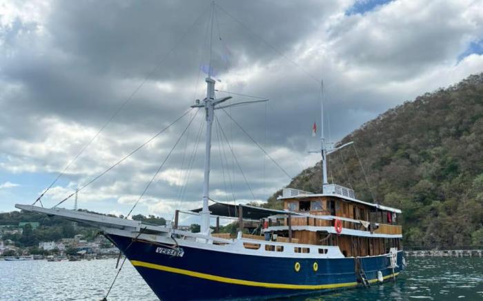 Private Deluxe Boat Charter labuan Bajo Flores 