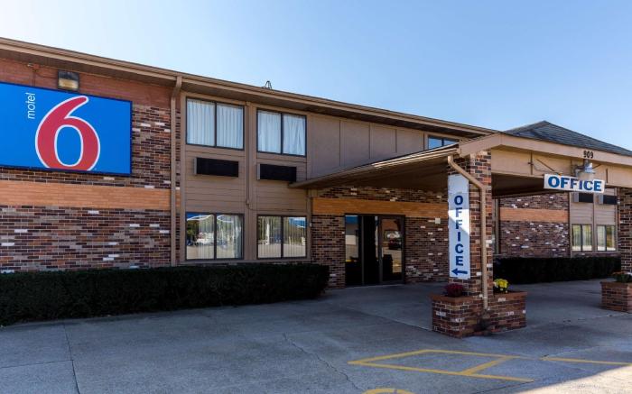 Motel 6 Troy, IL