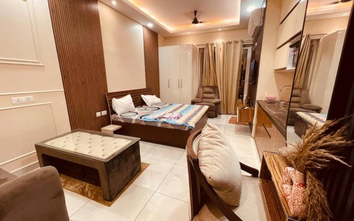 Elegant Studio in Central Noida