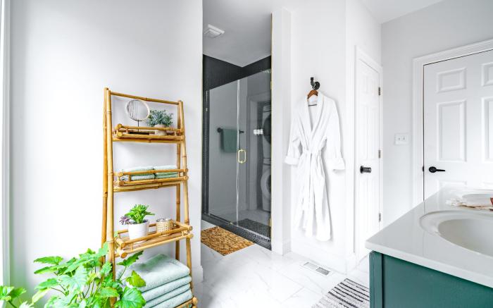 Urban Jungle- Parking Free – Prime Location - Pets