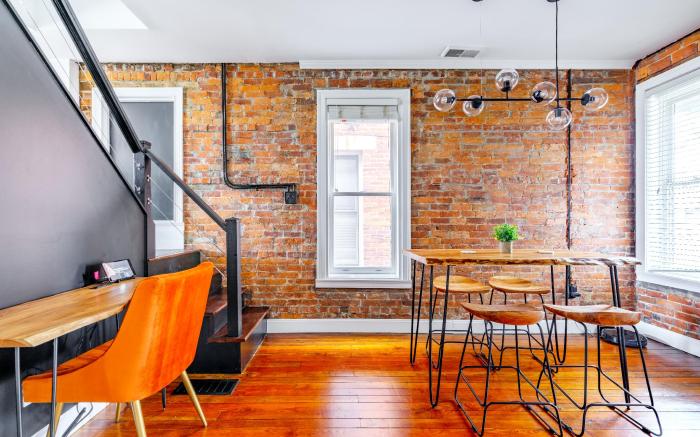 Urban Jungle- Parking Free – Prime Location - Pets