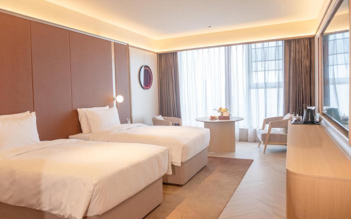 Xingyi Wanfenglin Airport Crystal Orange Hotel