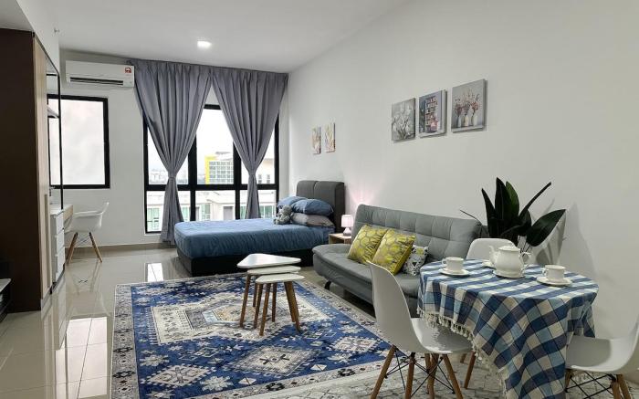 Minutes to UiTM & MSU ShahAlam - Swim & Netflix