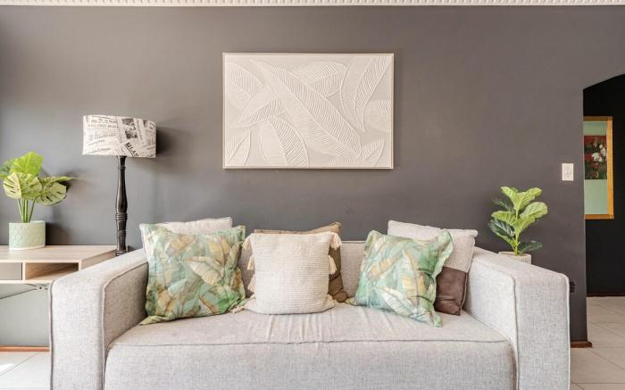 Tree Top Balcony| King Bed |1 km to Malls+Guatrain