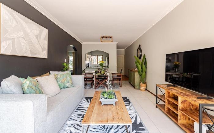 Tree Top Balcony| King Bed |1 km to Malls+Guatrain