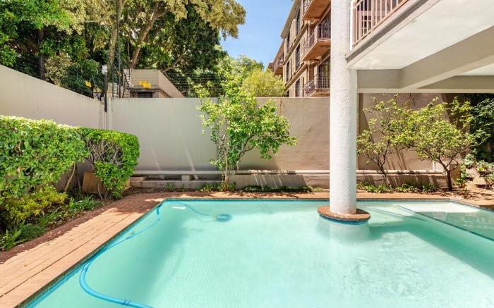 Tree Top Balcony| King Bed |1 km to Malls+Guatrain