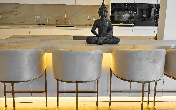 Luxuriöses großes Haus + Pool + Garten + Koi-Teich