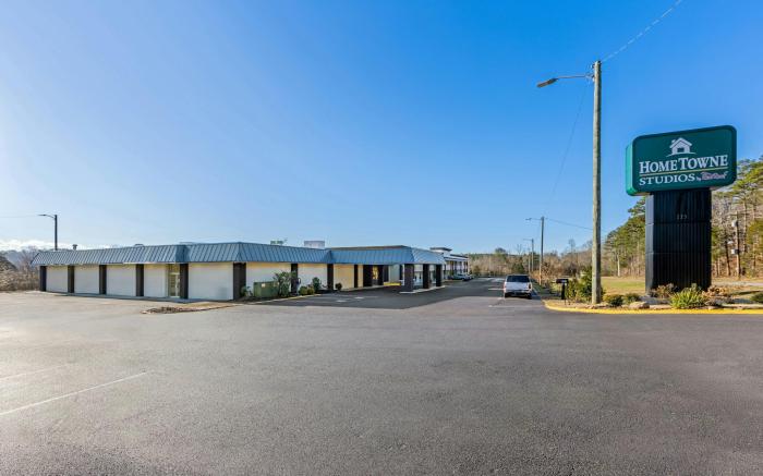 HomeTowne Studios by Red Roof Athens, TN