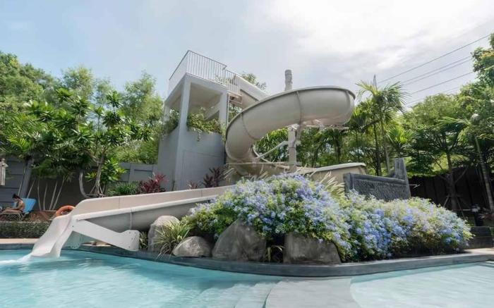 Large High Floor, Best Pool and Great Location