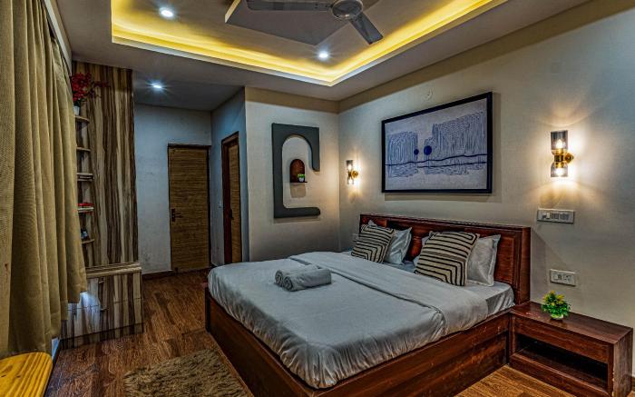 Snowdrop 3BR-FF| Mall road Mussoorie by Homeyhuts