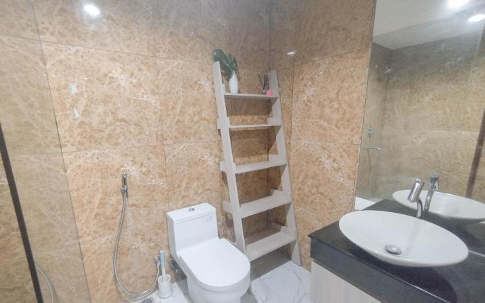 Near Mall 1BR at Grand Sungkono Lagoon By Travelio