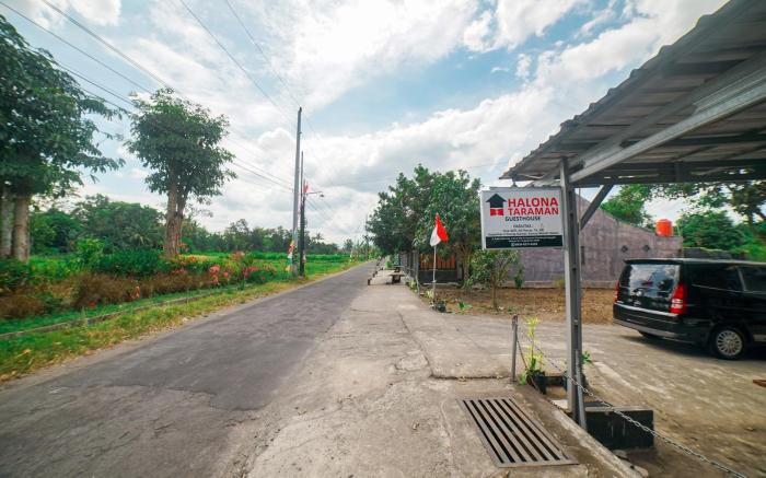 Halona Taraman Guest House by Yurooms