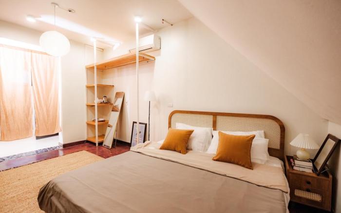 Big Window Attic/1' to Lake • Free Luggage Storage