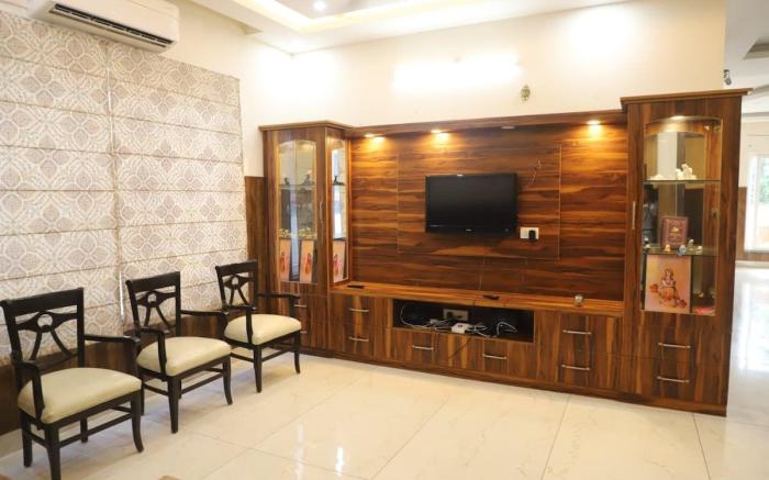 3 room with attached bath in a luxrious vill