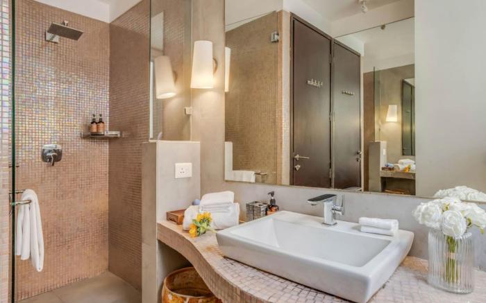 Chic 2BHK with Rooftop Pool near Coco Beach