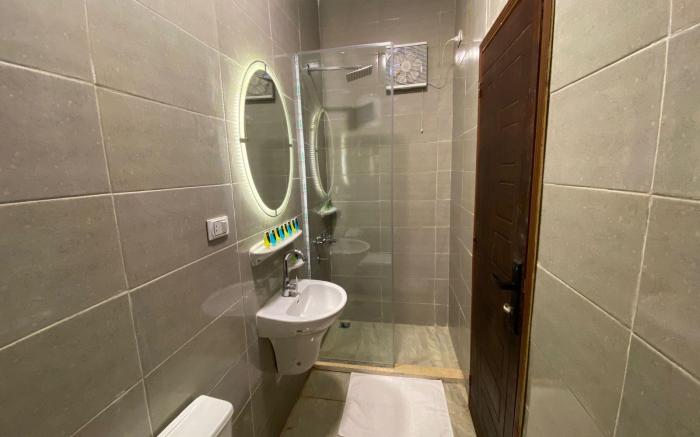 Global pyramids boutique